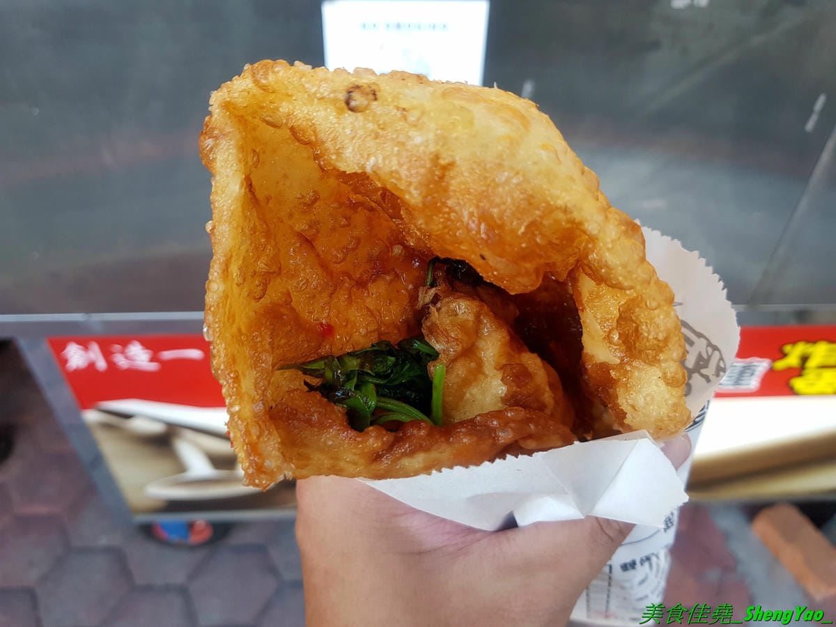[台中沙鹿]花蓮炸蛋蔥油餅 – 不用去花蓮也能吃得到的花蓮人氣銅板美食,手工現擀餅皮,炸得金黃蓬蓬的,夾入炸過的半熟蛋以及九層塔或泡菜、柴魚等配料,一口咬下,半熟蛋爆漿流瀉出金黃蛋液,