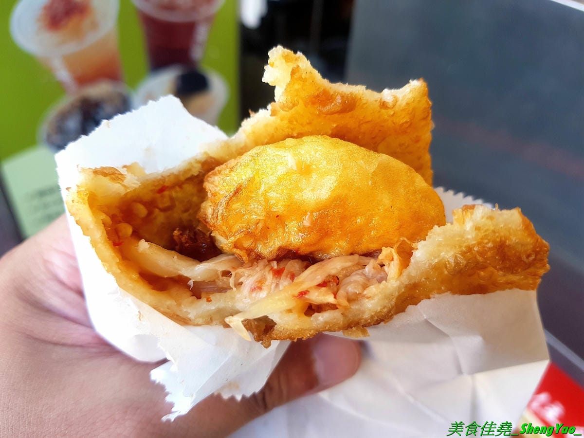 [台中沙鹿]花蓮炸蛋蔥油餅 – 不用去花蓮也能吃得到的花蓮人氣銅板美食,手工現擀餅皮,炸得金黃蓬蓬的,夾入炸過的半熟蛋以及九層塔或泡菜、柴魚等配料,一口咬下,半熟蛋爆漿流瀉出金黃蛋液,