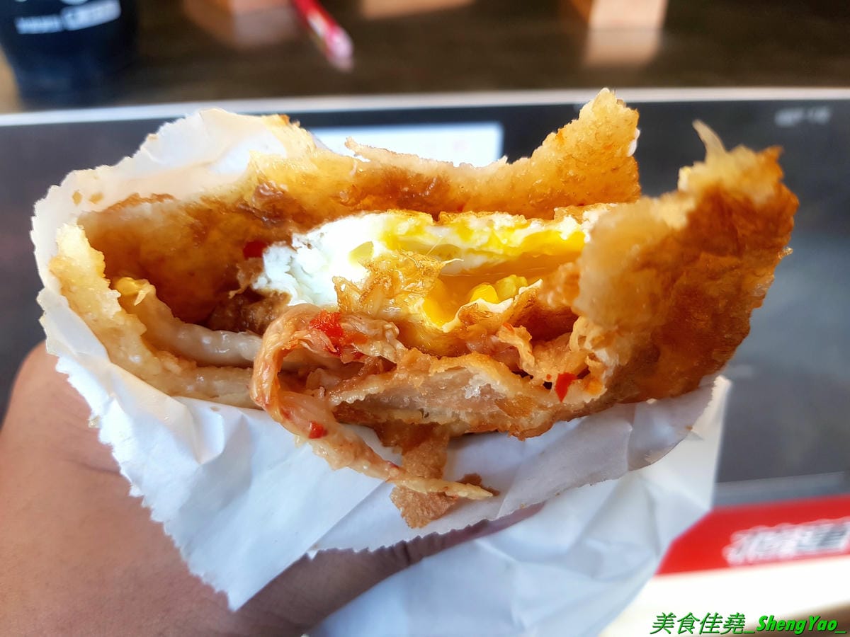 [台中沙鹿]花蓮炸蛋蔥油餅 – 不用去花蓮也能吃得到的花蓮人氣銅板美食,手工現擀餅皮,炸得金黃蓬蓬的,夾入炸過的半熟蛋以及九層塔或泡菜、柴魚等配料,一口咬下,半熟蛋爆漿流瀉出金黃蛋液,