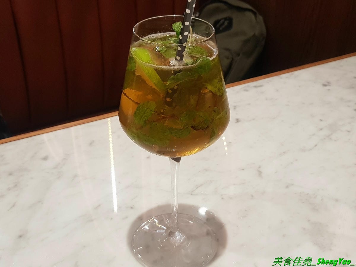 [台中西區]永心鳳茶 勤美誠品店 – 來自高雄的人氣名店,有”最美台茶沙龍”之稱的永心鳳茶來台中開店了 !! 結合時尚與復古風格的裝潢,並加入”台中百年車站”的特色元素,仿老舊火車的車廂包廂座