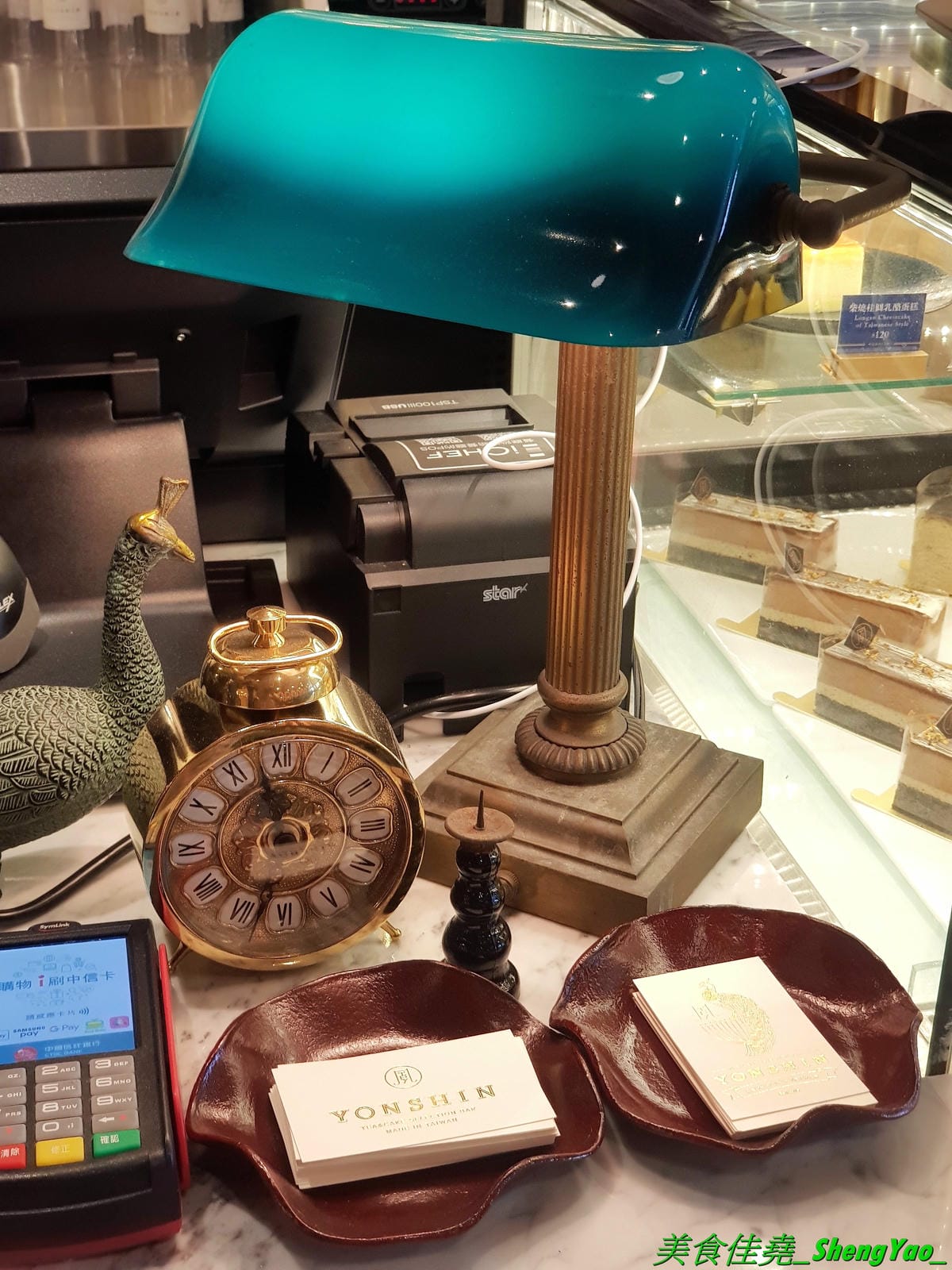 [台中西區]永心鳳茶 勤美誠品店 – 來自高雄的人氣名店,有”最美台茶沙龍”之稱的永心鳳茶來台中開店了 !! 結合時尚與復古風格的裝潢,並加入”台中百年車站”的特色元素,仿老舊火車的車廂包廂座