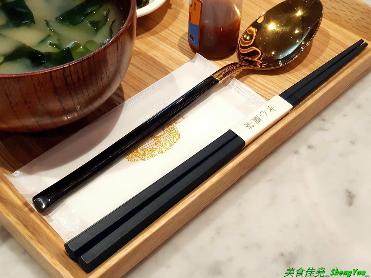 [台中西區]永心鳳茶 勤美誠品店 – 來自高雄的人氣名店,有”最美台茶沙龍”之稱的永心鳳茶來台中開店了 !! 結合時尚與復古風格的裝潢,並加入”台中百年車站”的特色元素,仿老舊火車的車廂包廂座