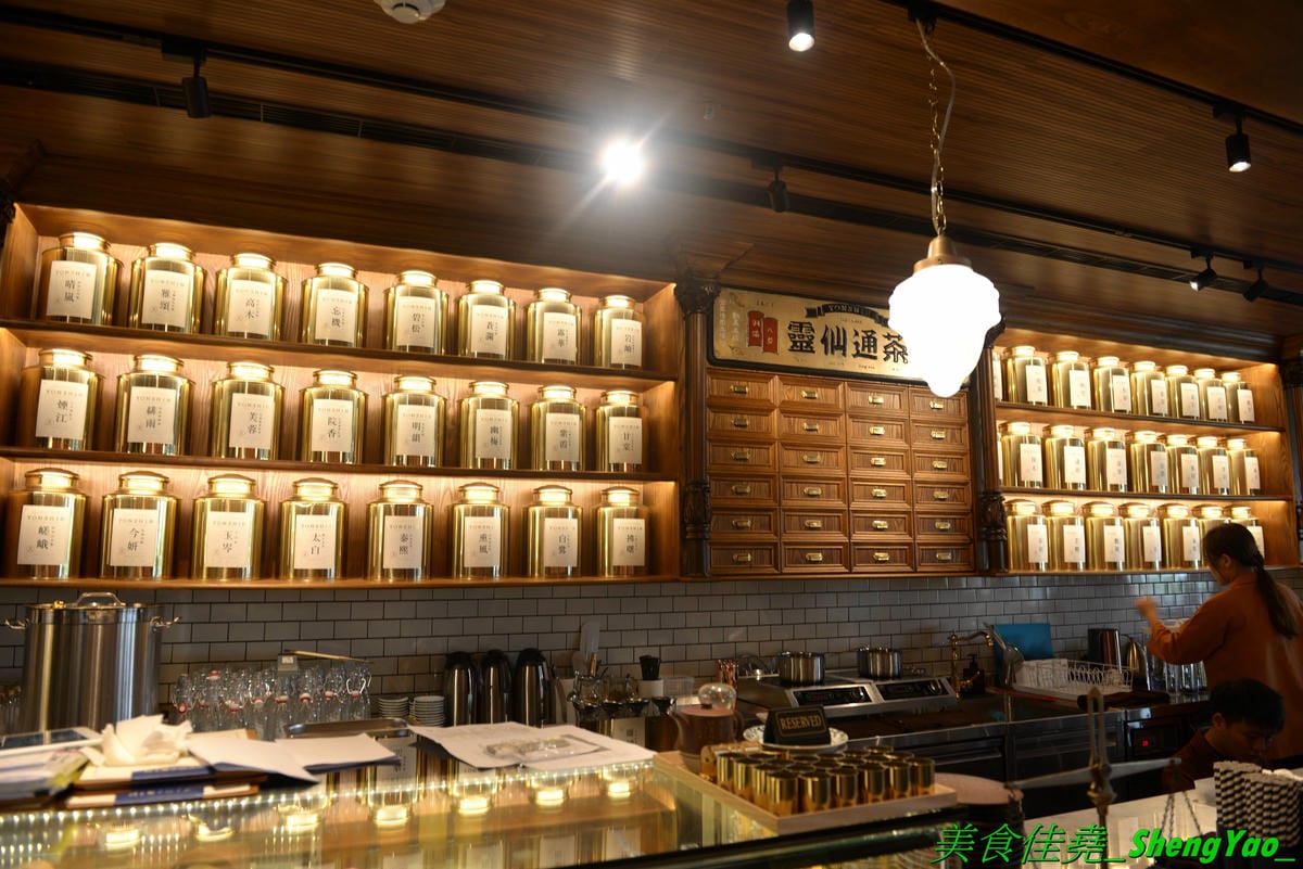 [台中西區]永心鳳茶 勤美誠品店 – 來自高雄的人氣名店,有”最美台茶沙龍”之稱的永心鳳茶來台中開店了 !! 結合時尚與復古風格的裝潢,並加入”台中百年車站”的特色元素,仿老舊火車的車廂包廂座