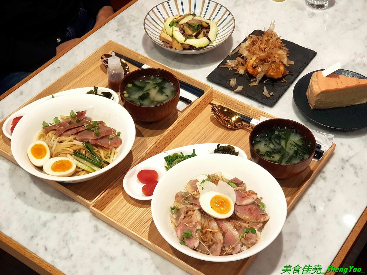 [台中西區]永心鳳茶 勤美誠品店 – 來自高雄的人氣名店,有”最美台茶沙龍”之稱的永心鳳茶來台中開店了 !! 結合時尚與復古風格的裝潢,並加入”台中百年車站”的特色元素,仿老舊火車的車廂包廂座