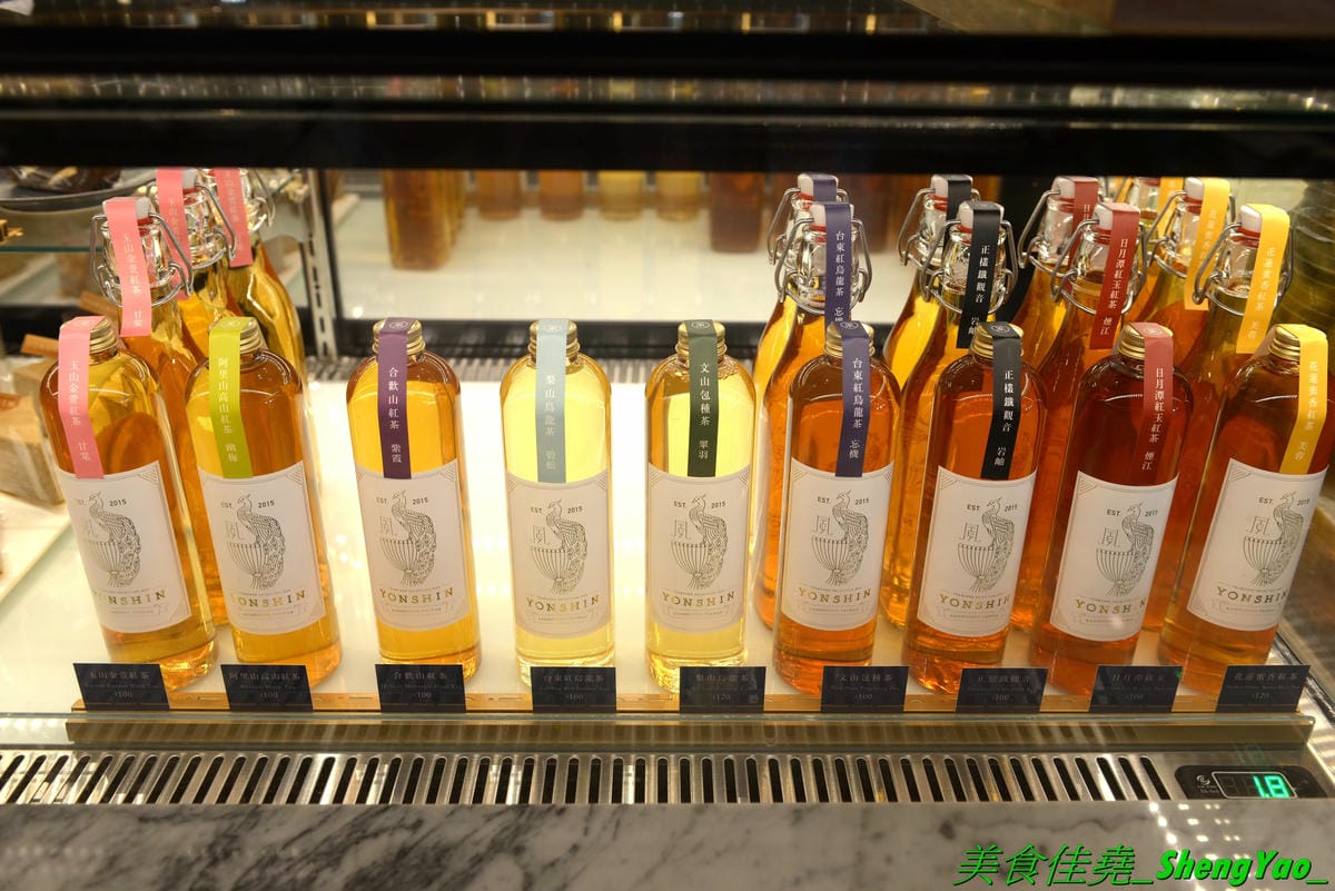 [台中西區]永心鳳茶 勤美誠品店 – 來自高雄的人氣名店,有”最美台茶沙龍”之稱的永心鳳茶來台中開店了 !! 結合時尚與復古風格的裝潢,並加入”台中百年車站”的特色元素,仿老舊火車的車廂包廂座