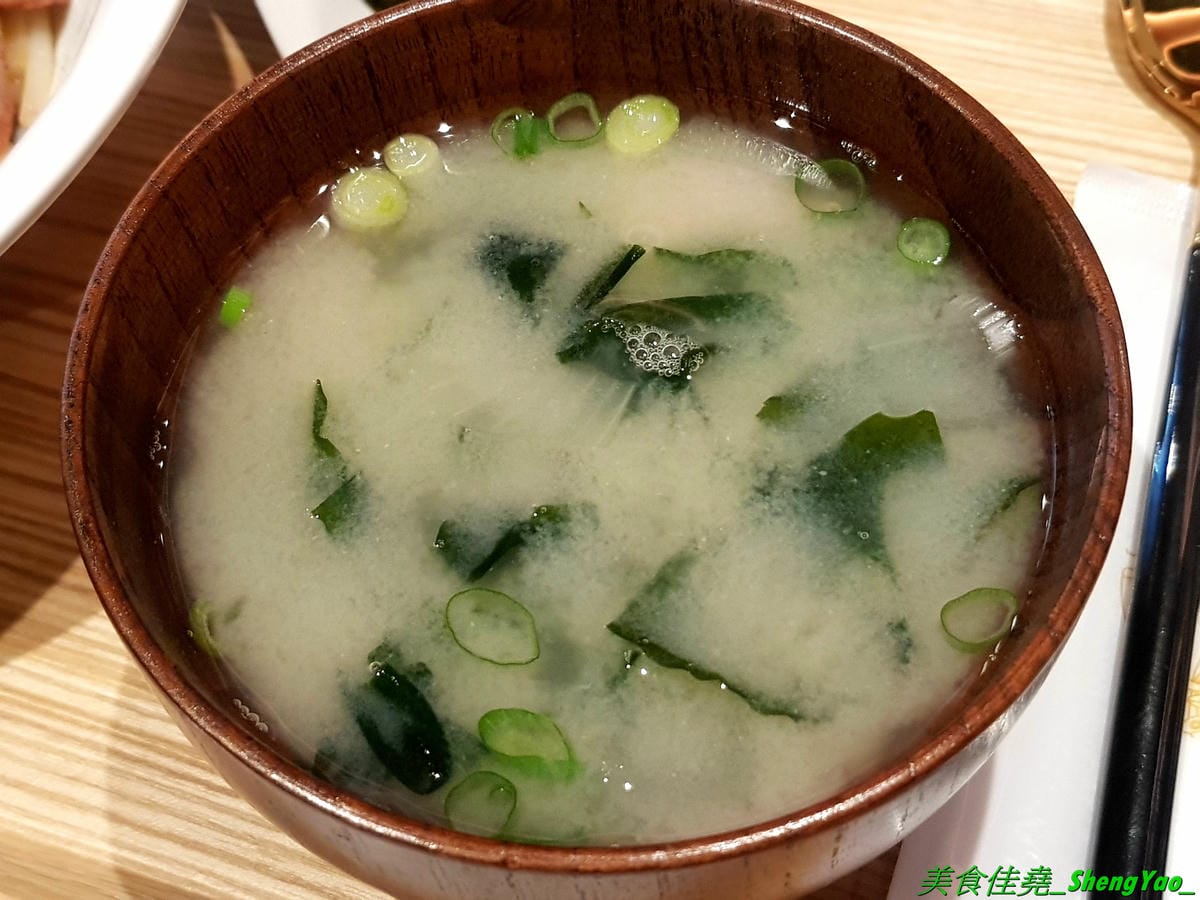 [台中西區]永心鳳茶 勤美誠品店 – 來自高雄的人氣名店,有”最美台茶沙龍”之稱的永心鳳茶來台中開店了 !! 結合時尚與復古風格的裝潢,並加入”台中百年車站”的特色元素,仿老舊火車的車廂包廂座