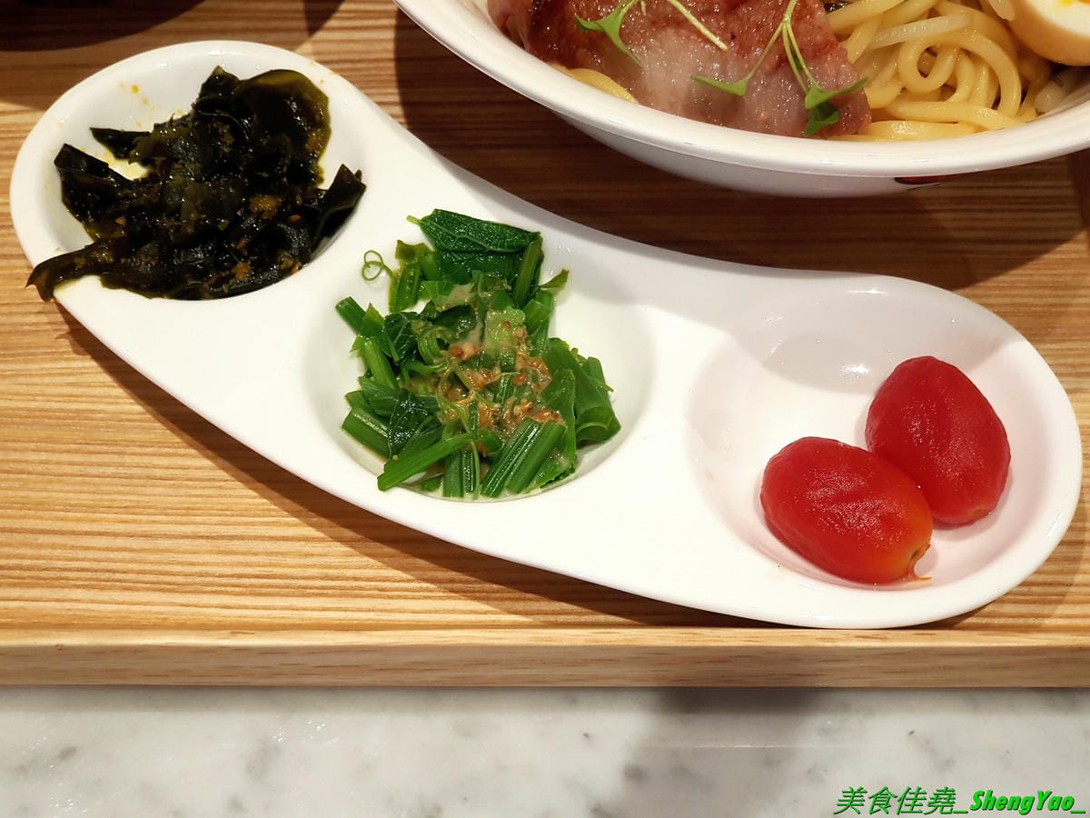 [台中西區]永心鳳茶 勤美誠品店 – 來自高雄的人氣名店,有”最美台茶沙龍”之稱的永心鳳茶來台中開店了 !! 結合時尚與復古風格的裝潢,並加入”台中百年車站”的特色元素,仿老舊火車的車廂包廂座