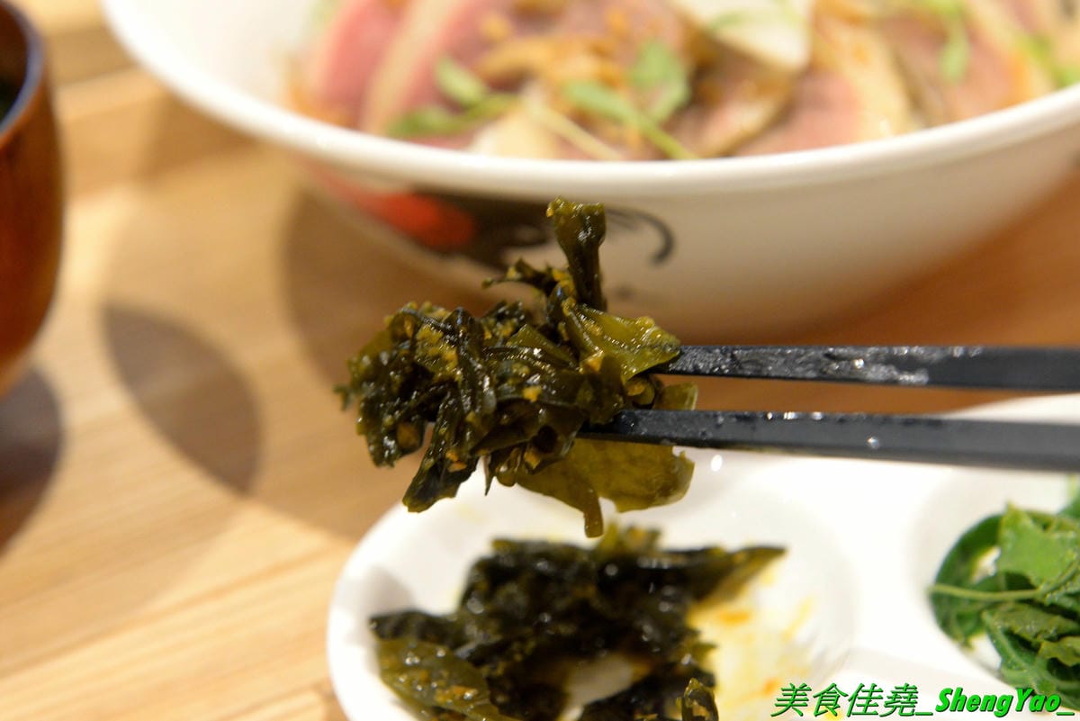 [台中西區]永心鳳茶 勤美誠品店 – 來自高雄的人氣名店,有”最美台茶沙龍”之稱的永心鳳茶來台中開店了 !! 結合時尚與復古風格的裝潢,並加入”台中百年車站”的特色元素,仿老舊火車的車廂包廂座
