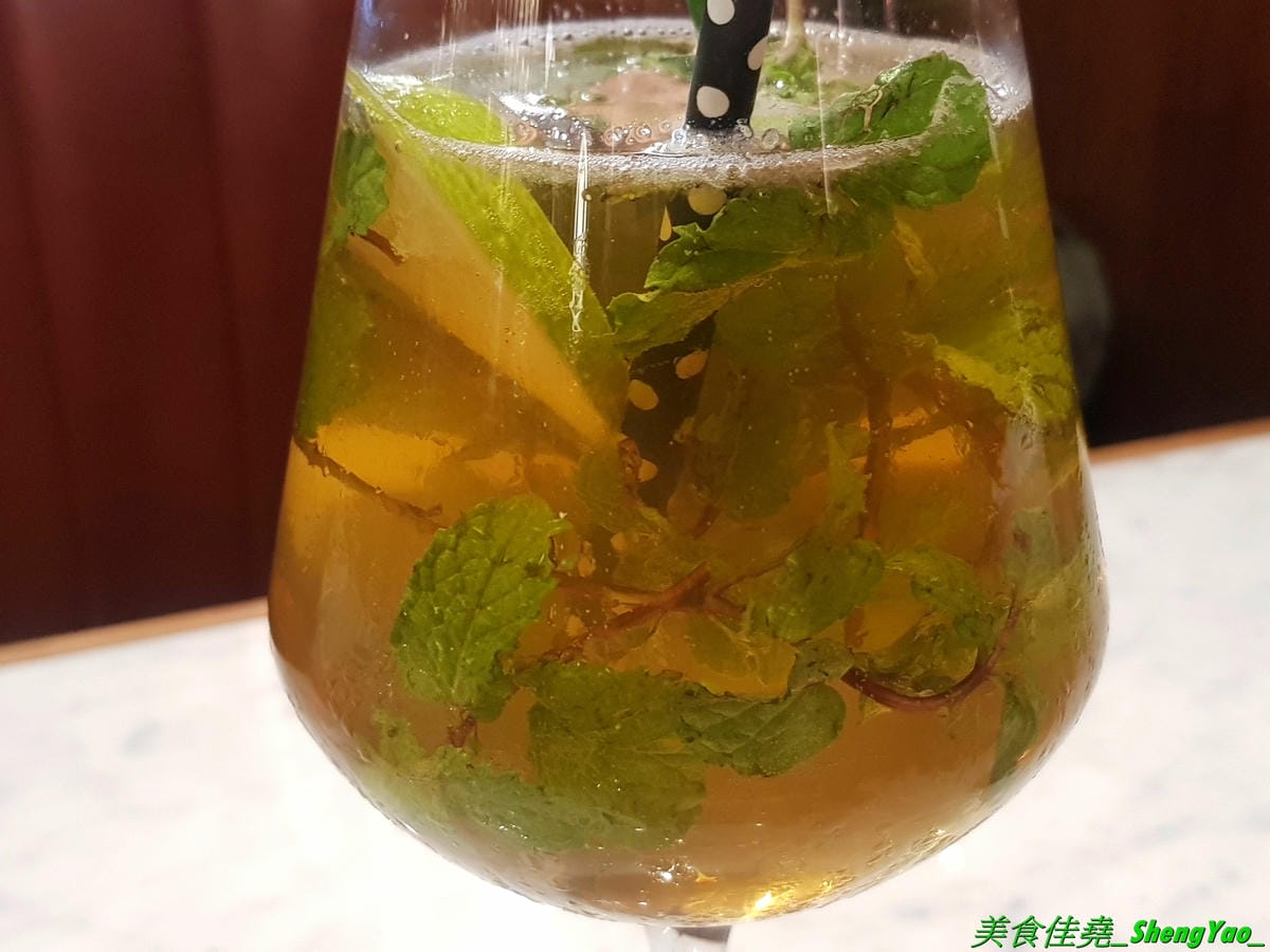[台中西區]永心鳳茶 勤美誠品店 – 來自高雄的人氣名店,有”最美台茶沙龍”之稱的永心鳳茶來台中開店了 !! 結合時尚與復古風格的裝潢,並加入”台中百年車站”的特色元素,仿老舊火車的車廂包廂座