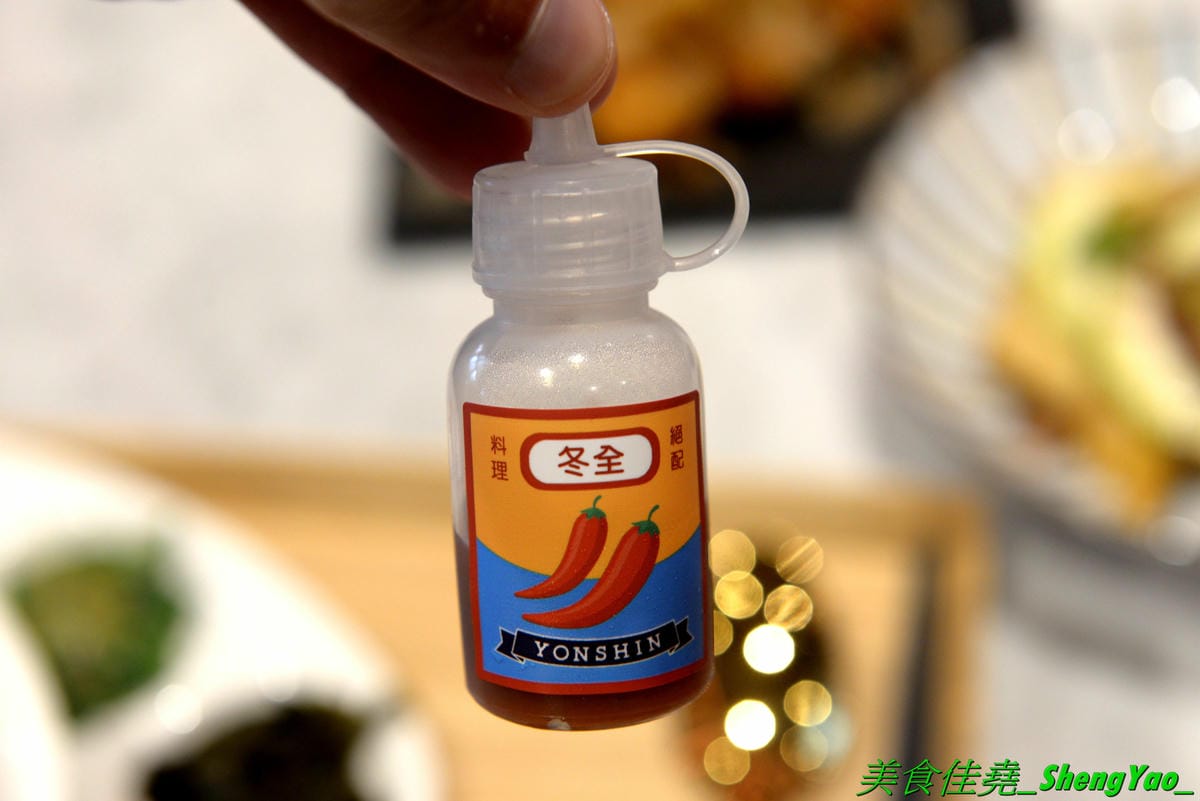 [台中西區]永心鳳茶 勤美誠品店 – 來自高雄的人氣名店,有”最美台茶沙龍”之稱的永心鳳茶來台中開店了 !! 結合時尚與復古風格的裝潢,並加入”台中百年車站”的特色元素,仿老舊火車的車廂包廂座