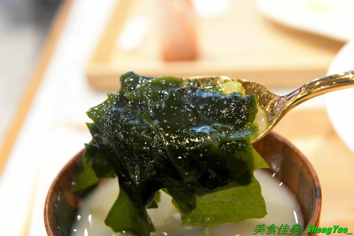 [台中西區]永心鳳茶 勤美誠品店 – 來自高雄的人氣名店,有”最美台茶沙龍”之稱的永心鳳茶來台中開店了 !! 結合時尚與復古風格的裝潢,並加入”台中百年車站”的特色元素,仿老舊火車的車廂包廂座
