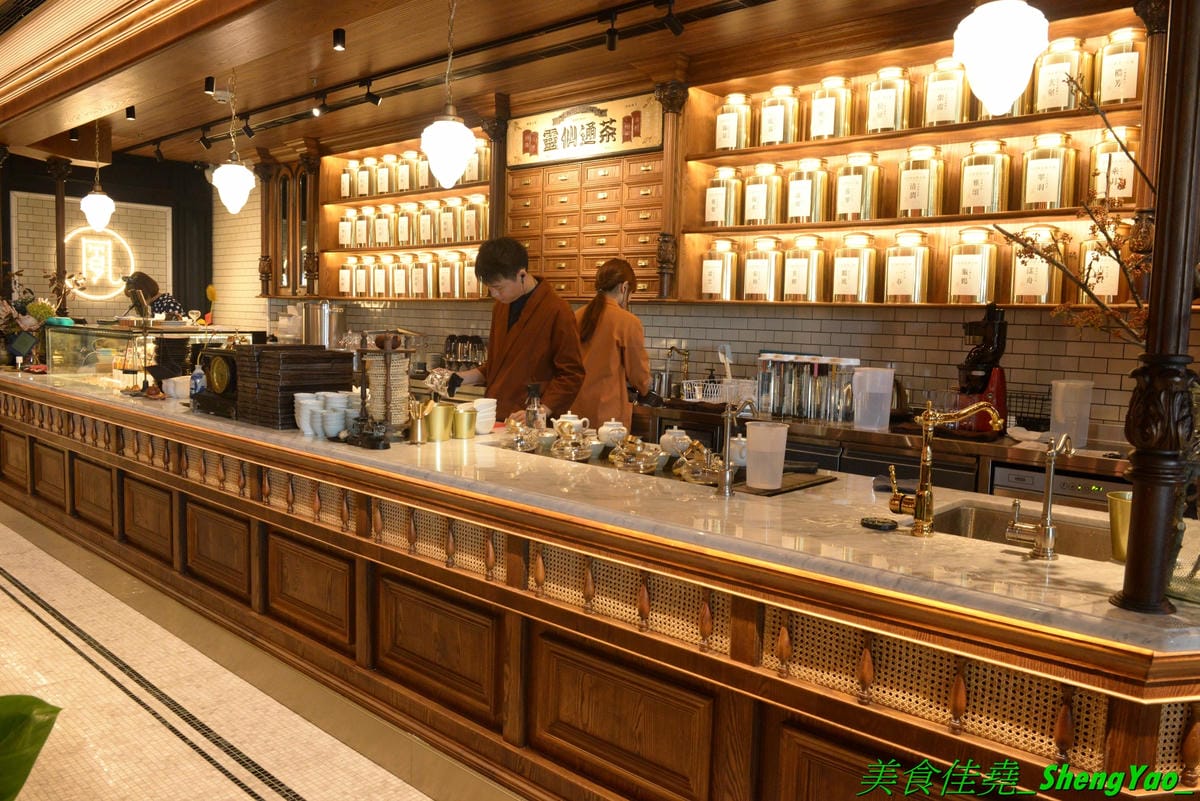 [台中西區]永心鳳茶 勤美誠品店 – 來自高雄的人氣名店,有”最美台茶沙龍”之稱的永心鳳茶來台中開店了 !! 結合時尚與復古風格的裝潢,並加入”台中百年車站”的特色元素,仿老舊火車的車廂包廂座