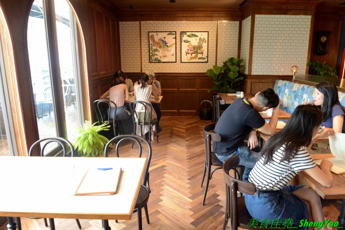 [台中西區]永心鳳茶 勤美誠品店 – 來自高雄的人氣名店,有”最美台茶沙龍”之稱的永心鳳茶來台中開店了 !! 結合時尚與復古風格的裝潢,並加入”台中百年車站”的特色元素,仿老舊火車的車廂包廂座