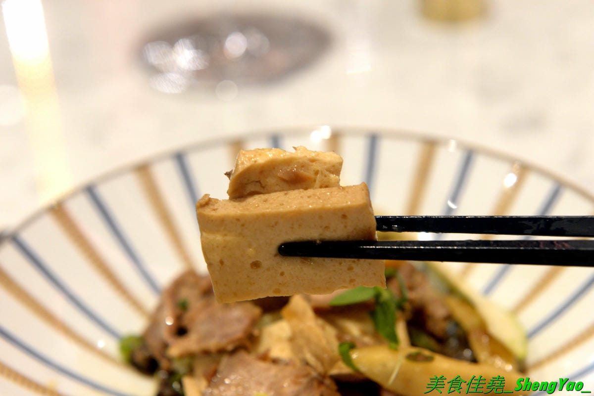 [台中西區]永心鳳茶 勤美誠品店 – 來自高雄的人氣名店,有”最美台茶沙龍”之稱的永心鳳茶來台中開店了 !! 結合時尚與復古風格的裝潢,並加入”台中百年車站”的特色元素,仿老舊火車的車廂包廂座