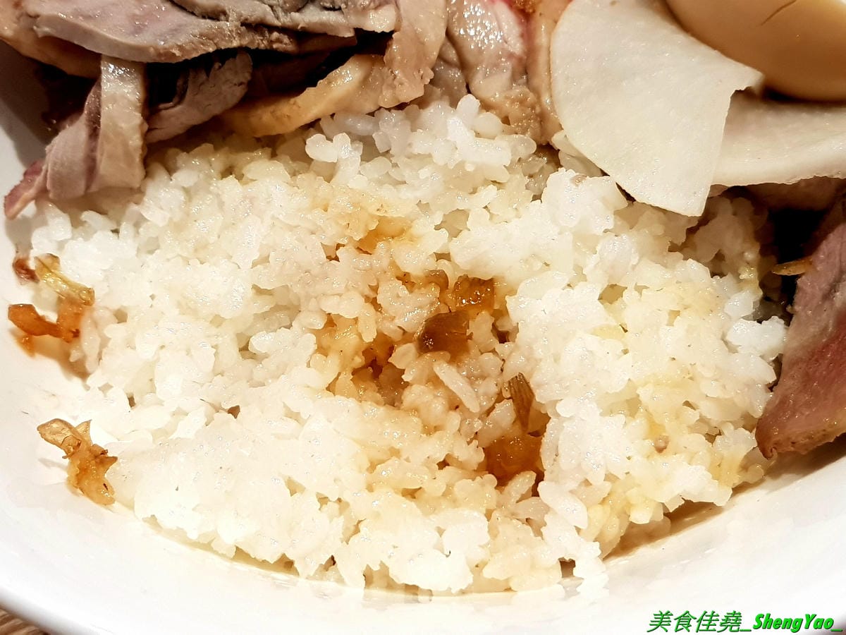 [台中西區]永心鳳茶 勤美誠品店 – 來自高雄的人氣名店,有”最美台茶沙龍”之稱的永心鳳茶來台中開店了 !! 結合時尚與復古風格的裝潢,並加入”台中百年車站”的特色元素,仿老舊火車的車廂包廂座