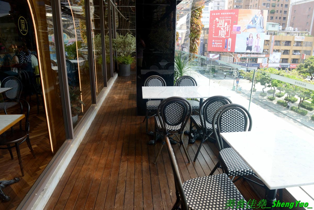 [台中西區]永心鳳茶 勤美誠品店 – 來自高雄的人氣名店,有”最美台茶沙龍”之稱的永心鳳茶來台中開店了 !! 結合時尚與復古風格的裝潢,並加入”台中百年車站”的特色元素,仿老舊火車的車廂包廂座