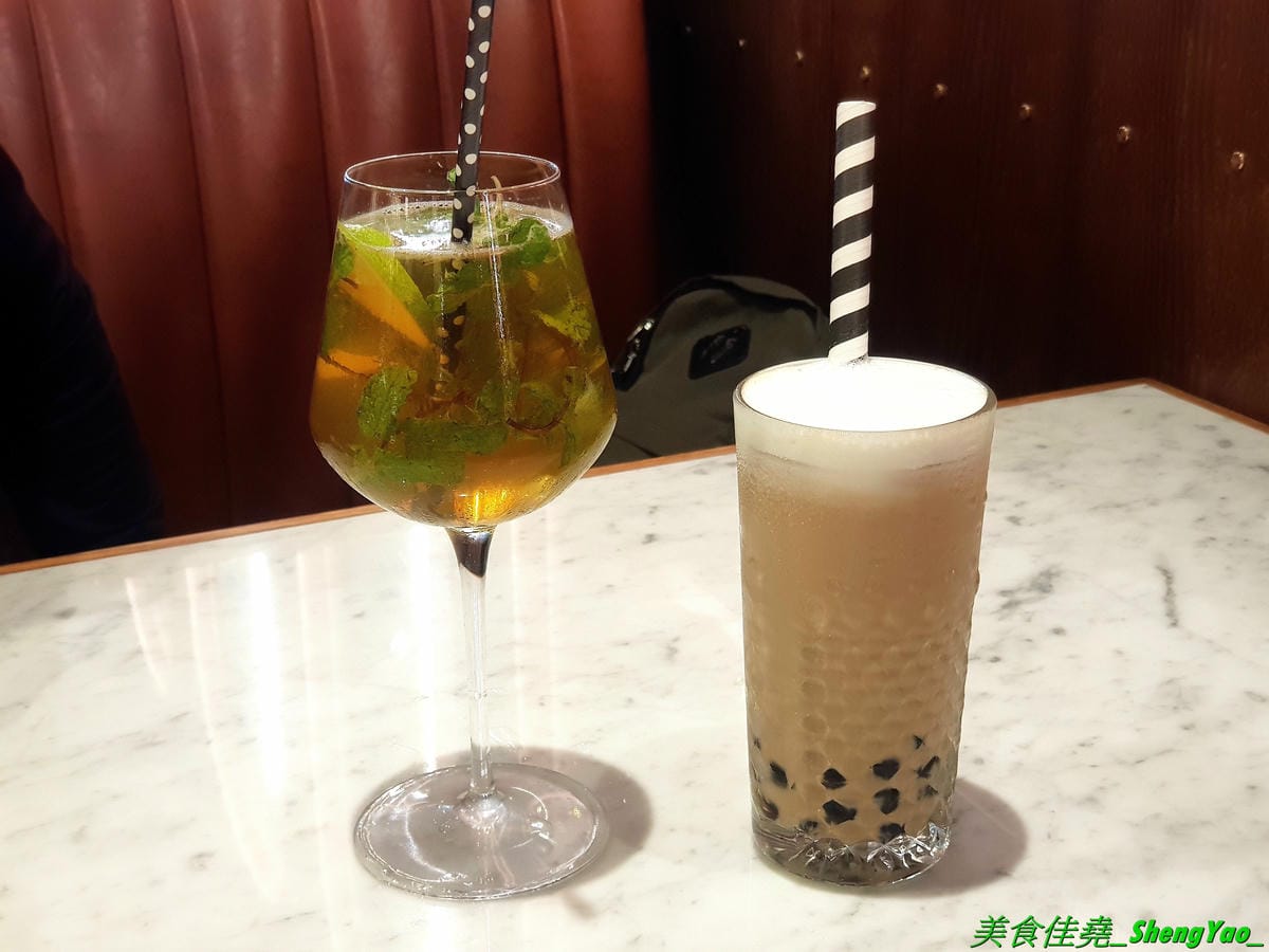 [台中西區]永心鳳茶 勤美誠品店 – 來自高雄的人氣名店,有”最美台茶沙龍”之稱的永心鳳茶來台中開店了 !! 結合時尚與復古風格的裝潢,並加入”台中百年車站”的特色元素,仿老舊火車的車廂包廂座
