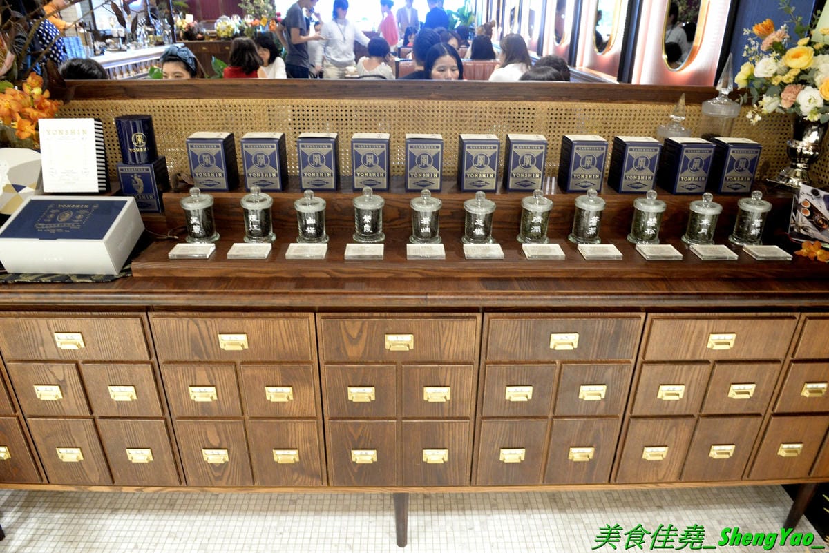 [台中西區]永心鳳茶 勤美誠品店 – 來自高雄的人氣名店,有”最美台茶沙龍”之稱的永心鳳茶來台中開店了 !! 結合時尚與復古風格的裝潢,並加入”台中百年車站”的特色元素,仿老舊火車的車廂包廂座