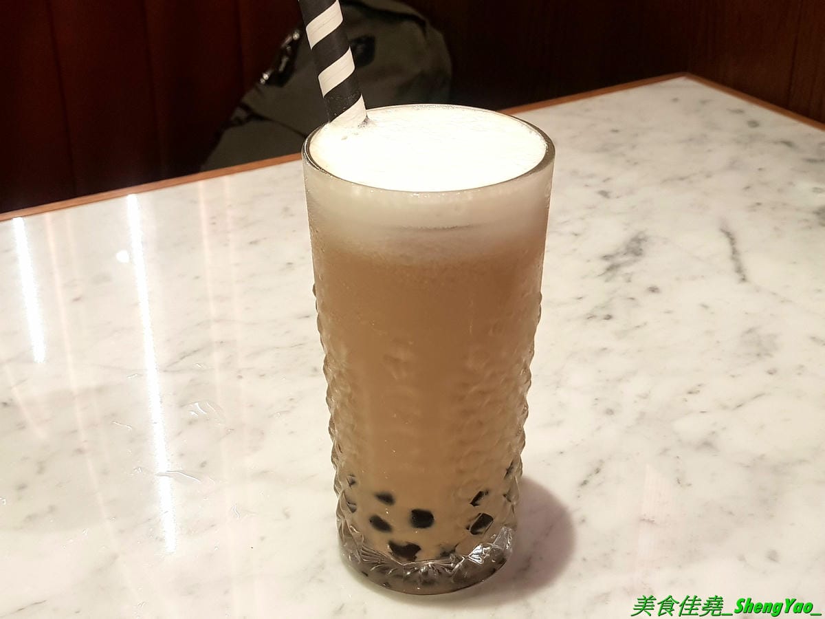 [台中西區]永心鳳茶 勤美誠品店 – 來自高雄的人氣名店,有”最美台茶沙龍”之稱的永心鳳茶來台中開店了 !! 結合時尚與復古風格的裝潢,並加入”台中百年車站”的特色元素,仿老舊火車的車廂包廂座