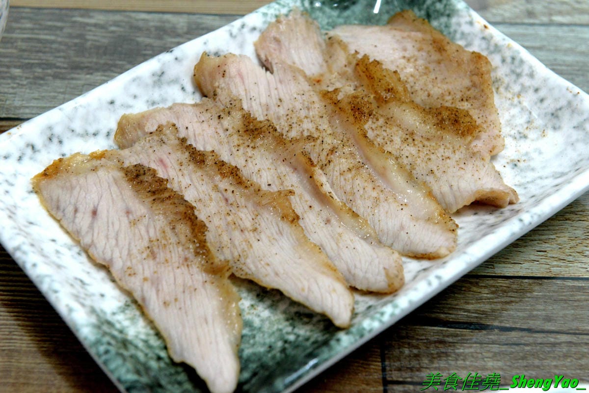 [台中北區]有一腿火烤美食工坊 篤行店 – 台中新開的平價精緻便當專賣店,主菜很厲害,招牌主打火烤雞腿,還有椒鹽松阪豬、泰式打拋豬,配菜菜色豐富可任選四樣,價格在80-100元之間而已,內用還有