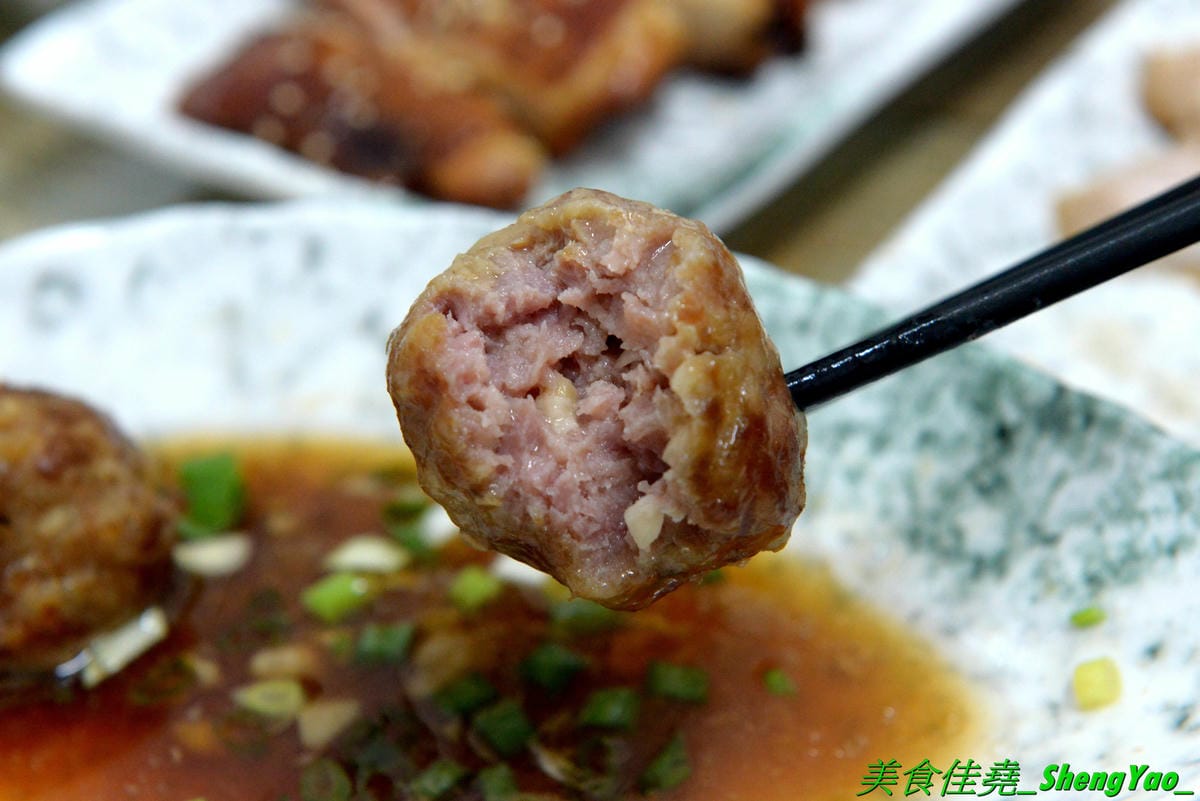 [台中北區]有一腿火烤美食工坊 篤行店 – 台中新開的平價精緻便當專賣店,主菜很厲害,招牌主打火烤雞腿,還有椒鹽松阪豬、泰式打拋豬,配菜菜色豐富可任選四樣,價格在80-100元之間而已,內用還有