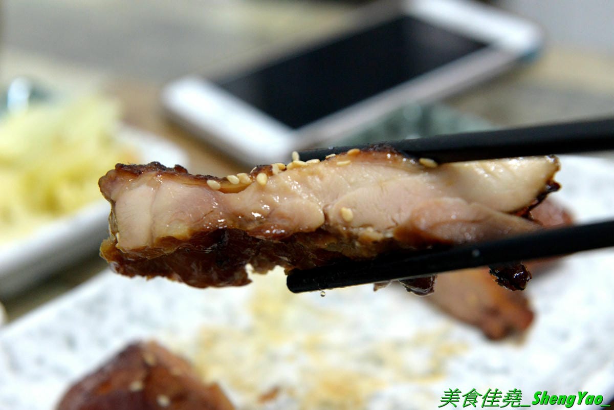 [台中北區]有一腿火烤美食工坊 篤行店 – 台中新開的平價精緻便當專賣店,主菜很厲害,招牌主打火烤雞腿,還有椒鹽松阪豬、泰式打拋豬,配菜菜色豐富可任選四樣,價格在80-100元之間而已,內用還有