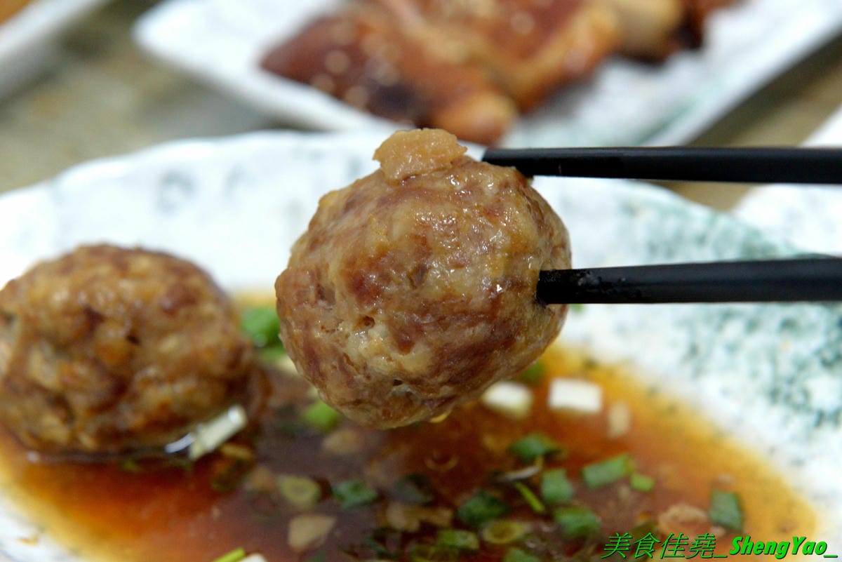 [台中北區]有一腿火烤美食工坊 篤行店 – 台中新開的平價精緻便當專賣店,主菜很厲害,招牌主打火烤雞腿,還有椒鹽松阪豬、泰式打拋豬,配菜菜色豐富可任選四樣,價格在80-100元之間而已,內用還有