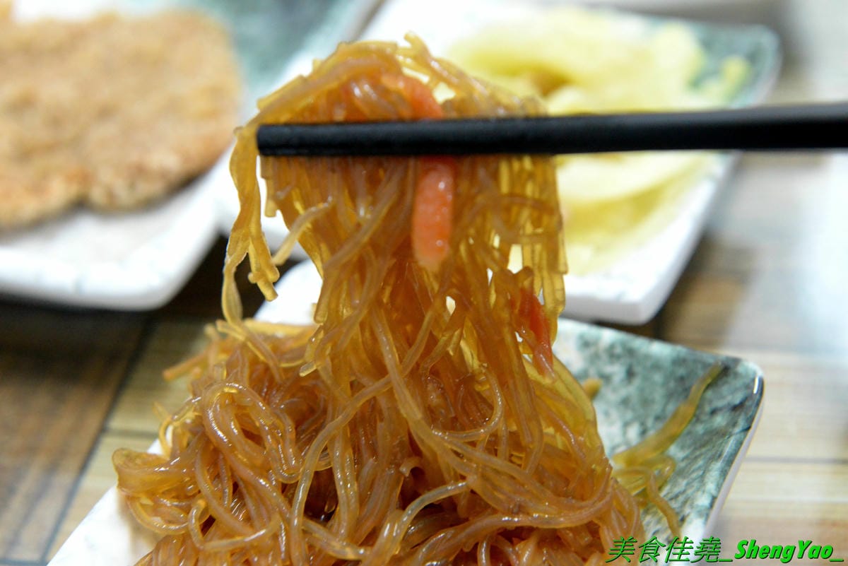 [台中北區]有一腿火烤美食工坊 篤行店 – 台中新開的平價精緻便當專賣店,主菜很厲害,招牌主打火烤雞腿,還有椒鹽松阪豬、泰式打拋豬,配菜菜色豐富可任選四樣,價格在80-100元之間而已,內用還有
