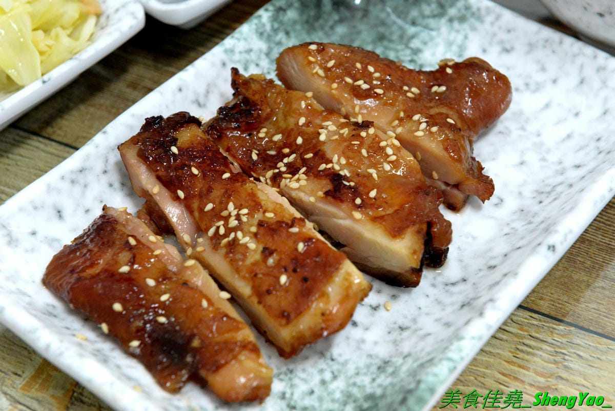 [台中北區]有一腿火烤美食工坊 篤行店 – 台中新開的平價精緻便當專賣店,主菜很厲害,招牌主打火烤雞腿,還有椒鹽松阪豬、泰式打拋豬,配菜菜色豐富可任選四樣,價格在80-100元之間而已,內用還有