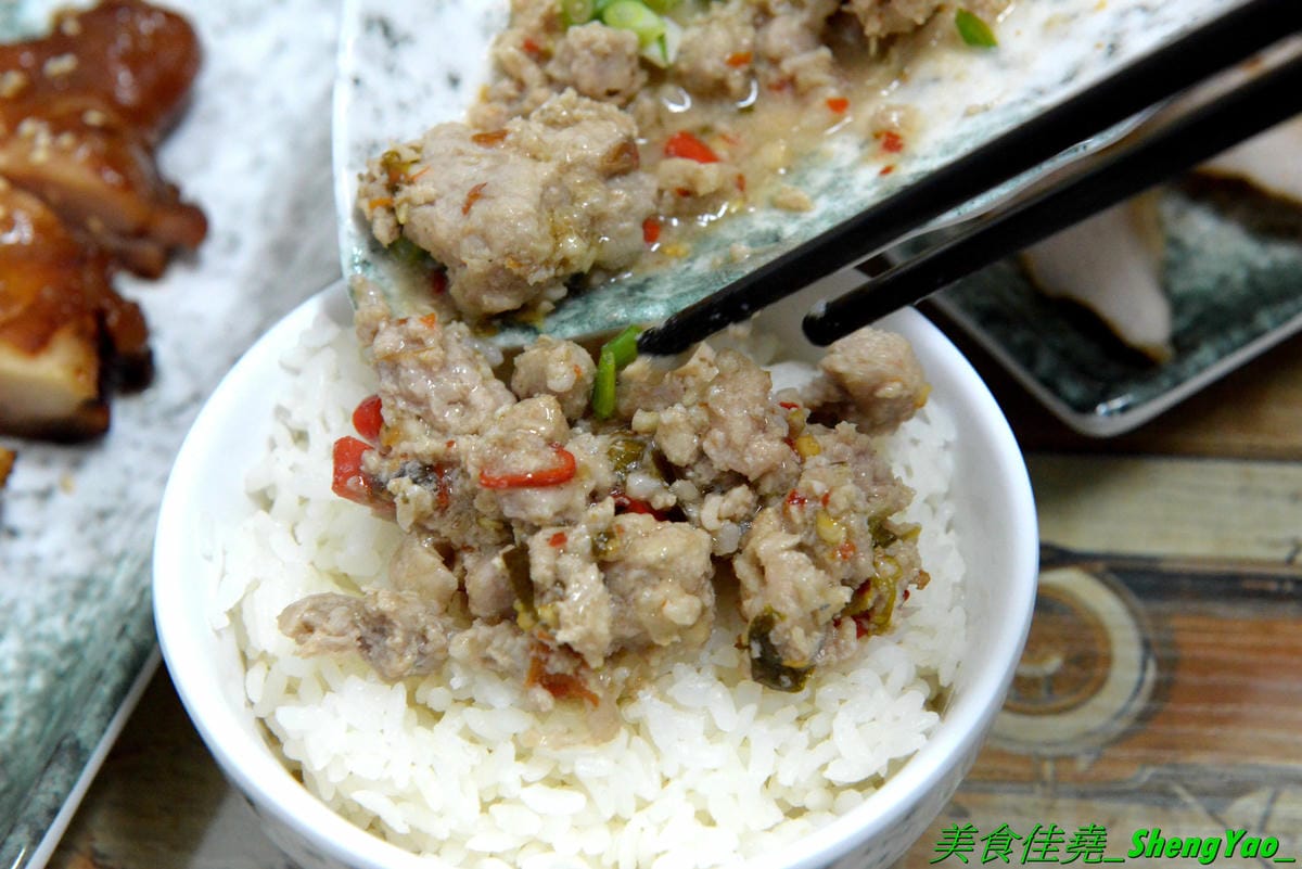 [台中北區]有一腿火烤美食工坊 篤行店 – 台中新開的平價精緻便當專賣店,主菜很厲害,招牌主打火烤雞腿,還有椒鹽松阪豬、泰式打拋豬,配菜菜色豐富可任選四樣,價格在80-100元之間而已,內用還有