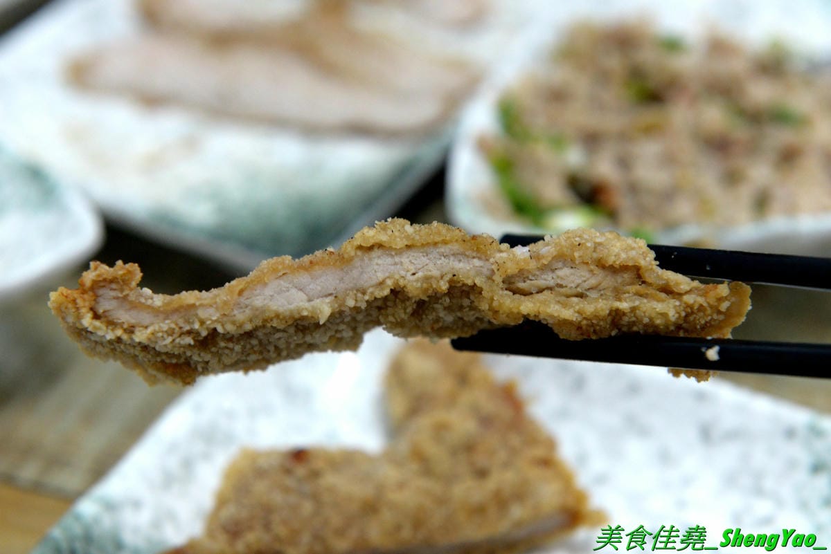 [台中北區]有一腿火烤美食工坊 篤行店 – 台中新開的平價精緻便當專賣店,主菜很厲害,招牌主打火烤雞腿,還有椒鹽松阪豬、泰式打拋豬,配菜菜色豐富可任選四樣,價格在80-100元之間而已,內用還有