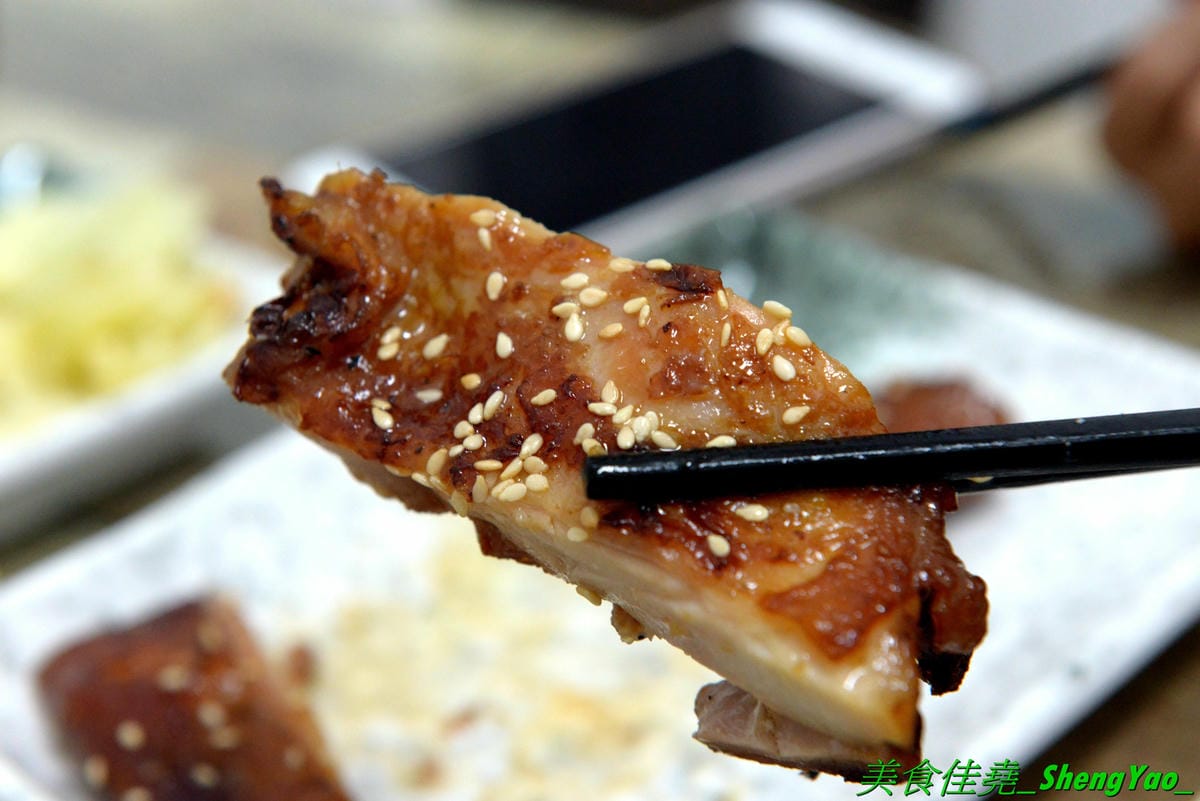 [台中北區]有一腿火烤美食工坊 篤行店 – 台中新開的平價精緻便當專賣店,主菜很厲害,招牌主打火烤雞腿,還有椒鹽松阪豬、泰式打拋豬,配菜菜色豐富可任選四樣,價格在80-100元之間而已,內用還有