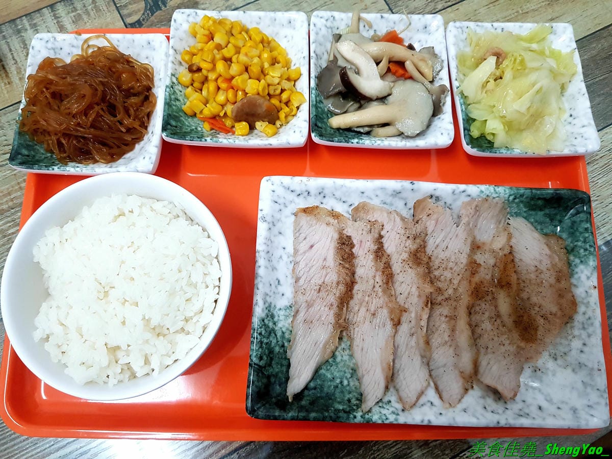 [台中北區]有一腿火烤美食工坊 篤行店 – 台中新開的平價精緻便當專賣店,主菜很厲害,招牌主打火烤雞腿,還有椒鹽松阪豬、泰式打拋豬,配菜菜色豐富可任選四樣,價格在80-100元之間而已,內用還有
