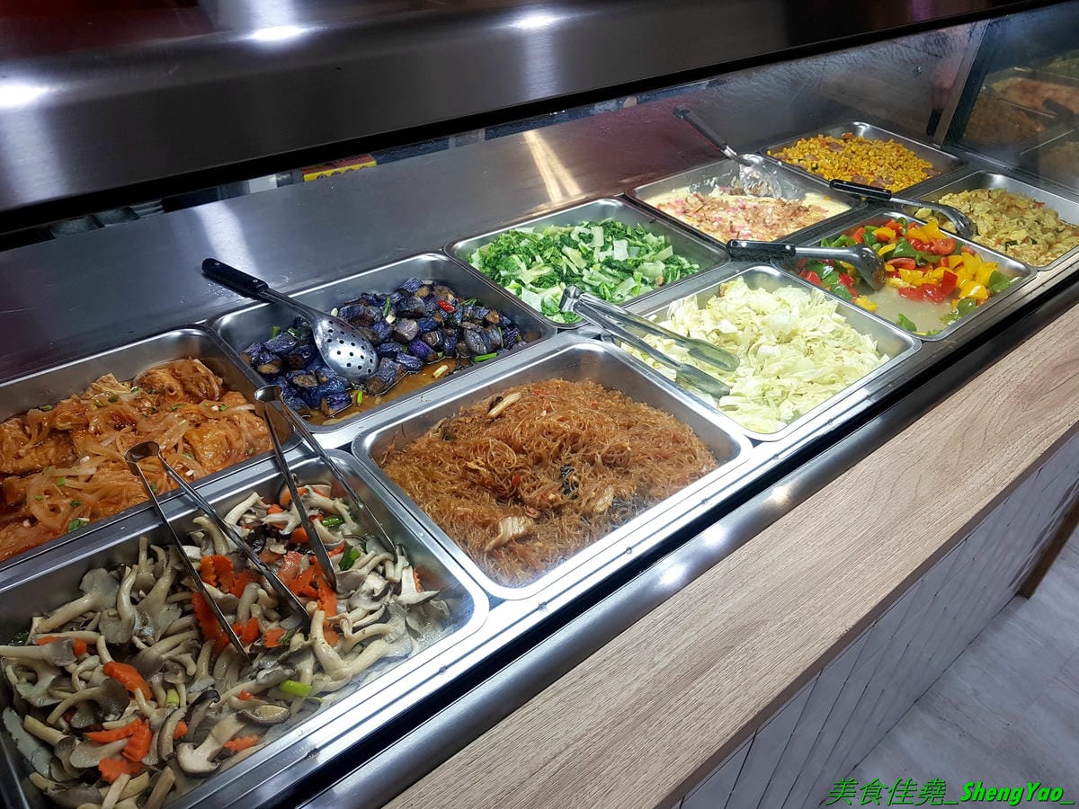 [台中北區]有一腿火烤美食工坊 篤行店 – 台中新開的平價精緻便當專賣店,主菜很厲害,招牌主打火烤雞腿,還有椒鹽松阪豬、泰式打拋豬,配菜菜色豐富可任選四樣,價格在80-100元之間而已,內用還有