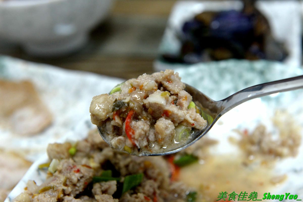 [台中北區]有一腿火烤美食工坊 篤行店 – 台中新開的平價精緻便當專賣店,主菜很厲害,招牌主打火烤雞腿,還有椒鹽松阪豬、泰式打拋豬,配菜菜色豐富可任選四樣,價格在80-100元之間而已,內用還有