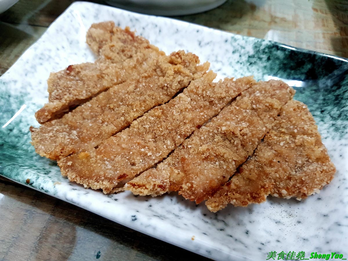 [台中北區]有一腿火烤美食工坊 篤行店 – 台中新開的平價精緻便當專賣店,主菜很厲害,招牌主打火烤雞腿,還有椒鹽松阪豬、泰式打拋豬,配菜菜色豐富可任選四樣,價格在80-100元之間而已,內用還有