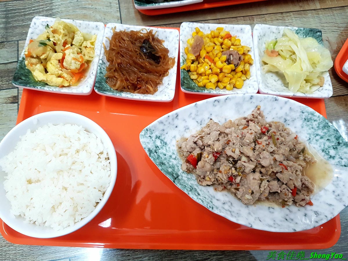 [台中北區]有一腿火烤美食工坊 篤行店 – 台中新開的平價精緻便當專賣店,主菜很厲害,招牌主打火烤雞腿,還有椒鹽松阪豬、泰式打拋豬,配菜菜色豐富可任選四樣,價格在80-100元之間而已,內用還有