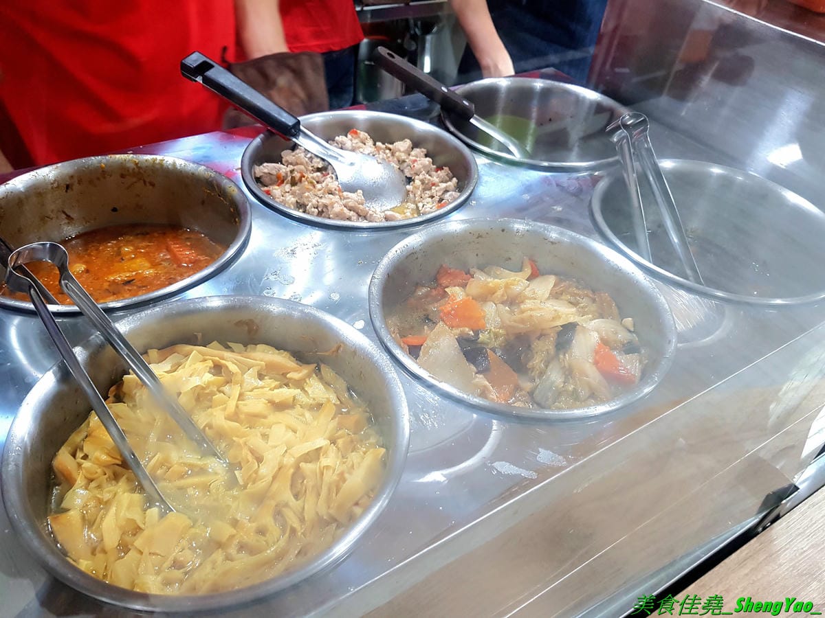 [台中北區]有一腿火烤美食工坊 篤行店 – 台中新開的平價精緻便當專賣店,主菜很厲害,招牌主打火烤雞腿,還有椒鹽松阪豬、泰式打拋豬,配菜菜色豐富可任選四樣,價格在80-100元之間而已,內用還有