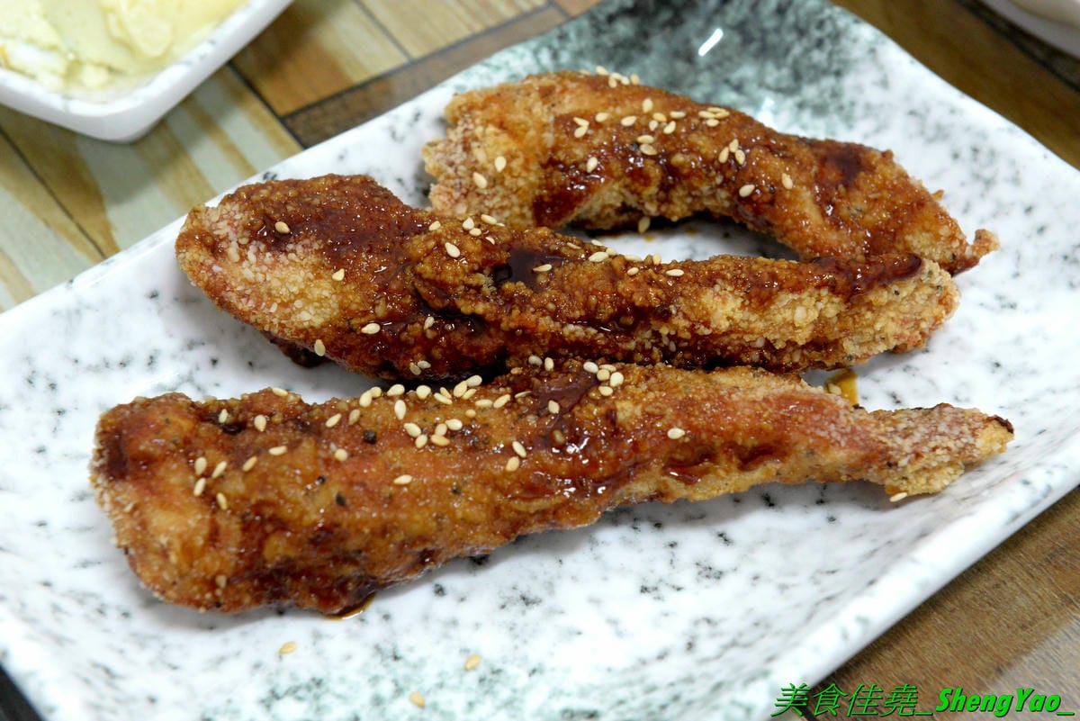 [台中北區]有一腿火烤美食工坊 篤行店 – 台中新開的平價精緻便當專賣店,主菜很厲害,招牌主打火烤雞腿,還有椒鹽松阪豬、泰式打拋豬,配菜菜色豐富可任選四樣,價格在80-100元之間而已,內用還有