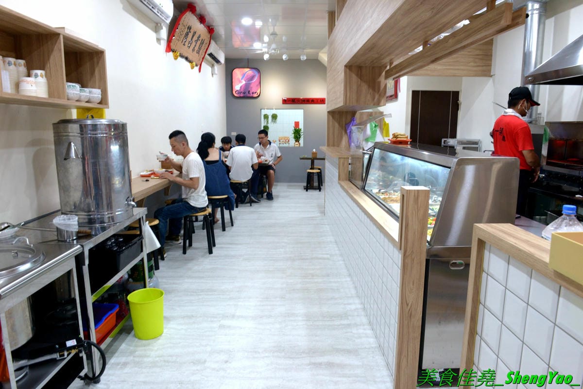 [台中北區]有一腿火烤美食工坊 篤行店 – 台中新開的平價精緻便當專賣店,主菜很厲害,招牌主打火烤雞腿,還有椒鹽松阪豬、泰式打拋豬,配菜菜色豐富可任選四樣,價格在80-100元之間而已,內用還有