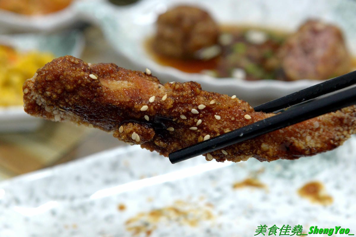 [台中北區]有一腿火烤美食工坊 篤行店 – 台中新開的平價精緻便當專賣店,主菜很厲害,招牌主打火烤雞腿,還有椒鹽松阪豬、泰式打拋豬,配菜菜色豐富可任選四樣,價格在80-100元之間而已,內用還有