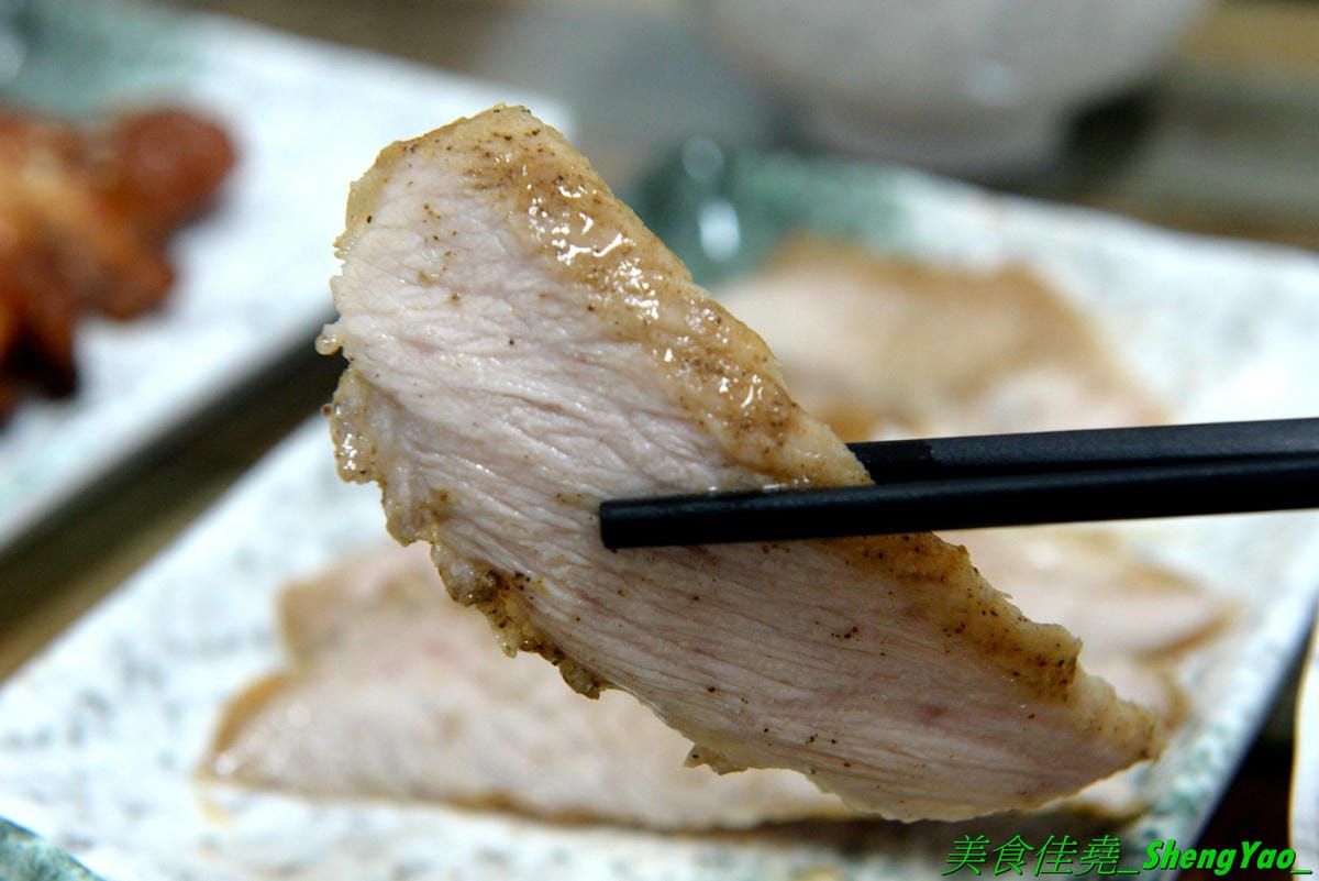 [台中北區]有一腿火烤美食工坊 篤行店 – 台中新開的平價精緻便當專賣店,主菜很厲害,招牌主打火烤雞腿,還有椒鹽松阪豬、泰式打拋豬,配菜菜色豐富可任選四樣,價格在80-100元之間而已,內用還有