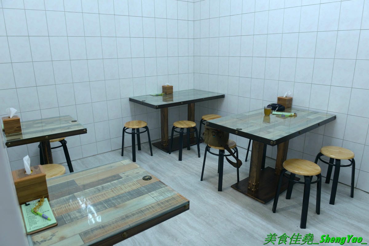 [台中北區]有一腿火烤美食工坊 篤行店 – 台中新開的平價精緻便當專賣店,主菜很厲害,招牌主打火烤雞腿,還有椒鹽松阪豬、泰式打拋豬,配菜菜色豐富可任選四樣,價格在80-100元之間而已,內用還有