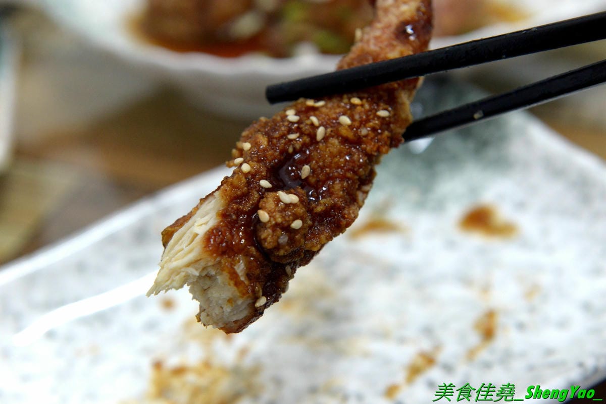 [台中北區]有一腿火烤美食工坊 篤行店 – 台中新開的平價精緻便當專賣店,主菜很厲害,招牌主打火烤雞腿,還有椒鹽松阪豬、泰式打拋豬,配菜菜色豐富可任選四樣,價格在80-100元之間而已,內用還有