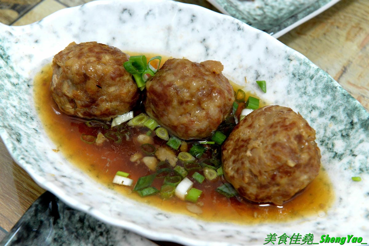 [台中北區]有一腿火烤美食工坊 篤行店 – 台中新開的平價精緻便當專賣店,主菜很厲害,招牌主打火烤雞腿,還有椒鹽松阪豬、泰式打拋豬,配菜菜色豐富可任選四樣,價格在80-100元之間而已,內用還有