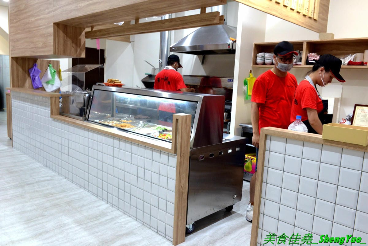 [台中北區]有一腿火烤美食工坊 篤行店 – 台中新開的平價精緻便當專賣店,主菜很厲害,招牌主打火烤雞腿,還有椒鹽松阪豬、泰式打拋豬,配菜菜色豐富可任選四樣,價格在80-100元之間而已,內用還有
