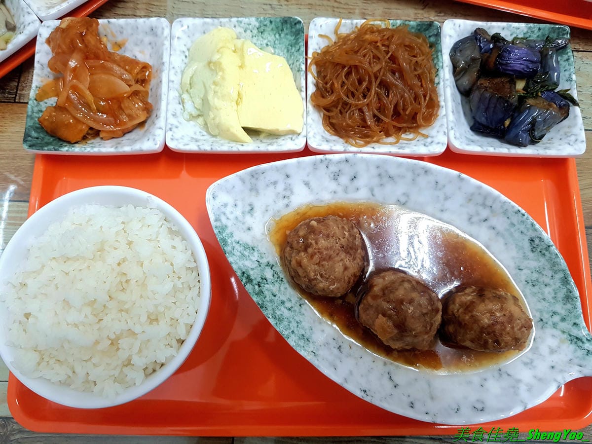 [台中北區]有一腿火烤美食工坊 篤行店 – 台中新開的平價精緻便當專賣店,主菜很厲害,招牌主打火烤雞腿,還有椒鹽松阪豬、泰式打拋豬,配菜菜色豐富可任選四樣,價格在80-100元之間而已,內用還有