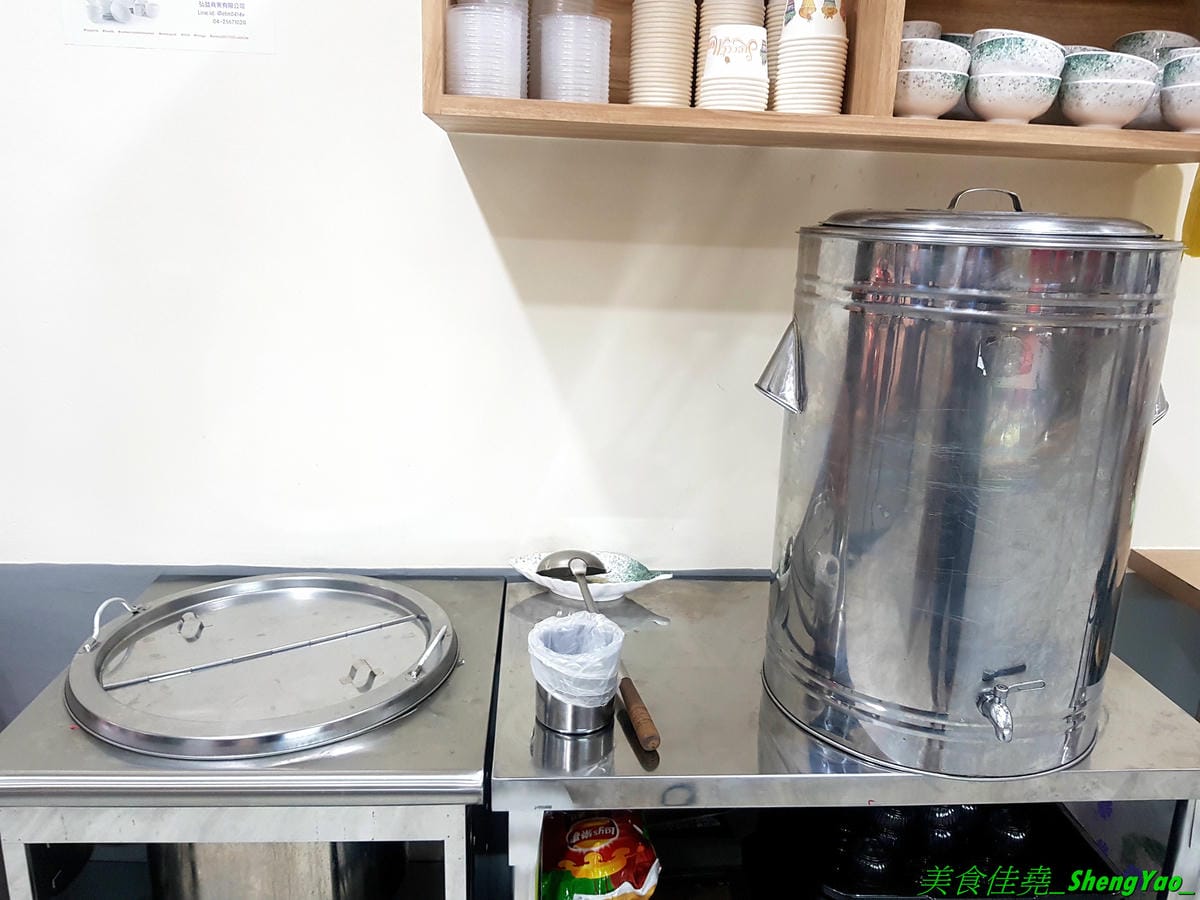[台中北區]有一腿火烤美食工坊 篤行店 – 台中新開的平價精緻便當專賣店,主菜很厲害,招牌主打火烤雞腿,還有椒鹽松阪豬、泰式打拋豬,配菜菜色豐富可任選四樣,價格在80-100元之間而已,內用還有