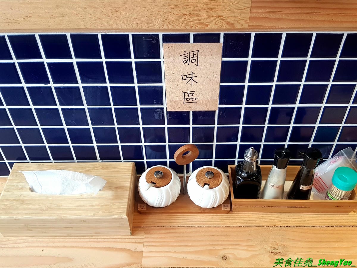 [台中西屯]華初麵線 – 逢甲夜市附近新開的日式文青風麵線店,麵線配料沒大腸沒蚵仔,而是鮮蝦、干貝、鮑魚,鮑魚是整顆的不是冷盤鮑魚片,另外還有限量供應的佛跳牆麵線。口味近鹿港麵線,價