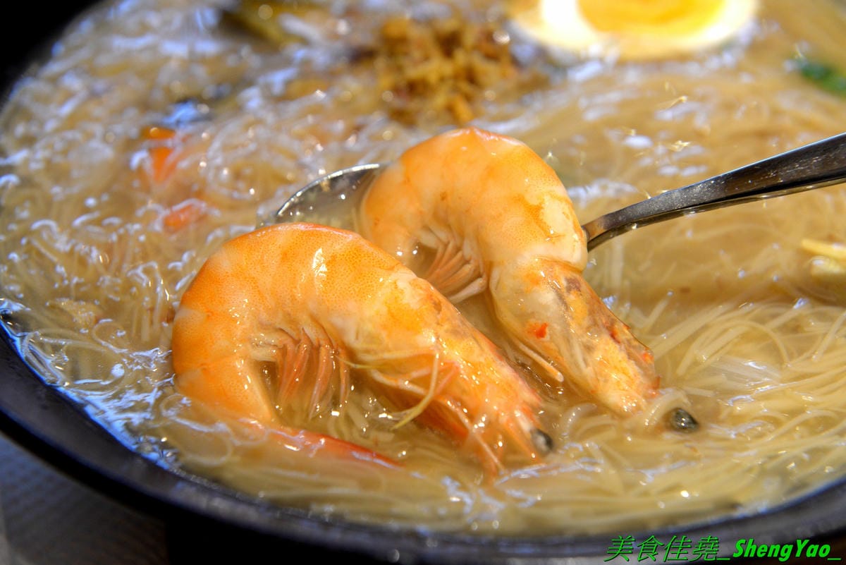 [台中西屯]華初麵線 – 逢甲夜市附近新開的日式文青風麵線店,麵線配料沒大腸沒蚵仔,而是鮮蝦、干貝、鮑魚,鮑魚是整顆的不是冷盤鮑魚片,另外還有限量供應的佛跳牆麵線。口味近鹿港麵線,價